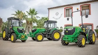 3 Traktoren von John Deere der Serie 5ML und 5G auf dem Hof