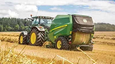 Landmaschine beim Heupressen