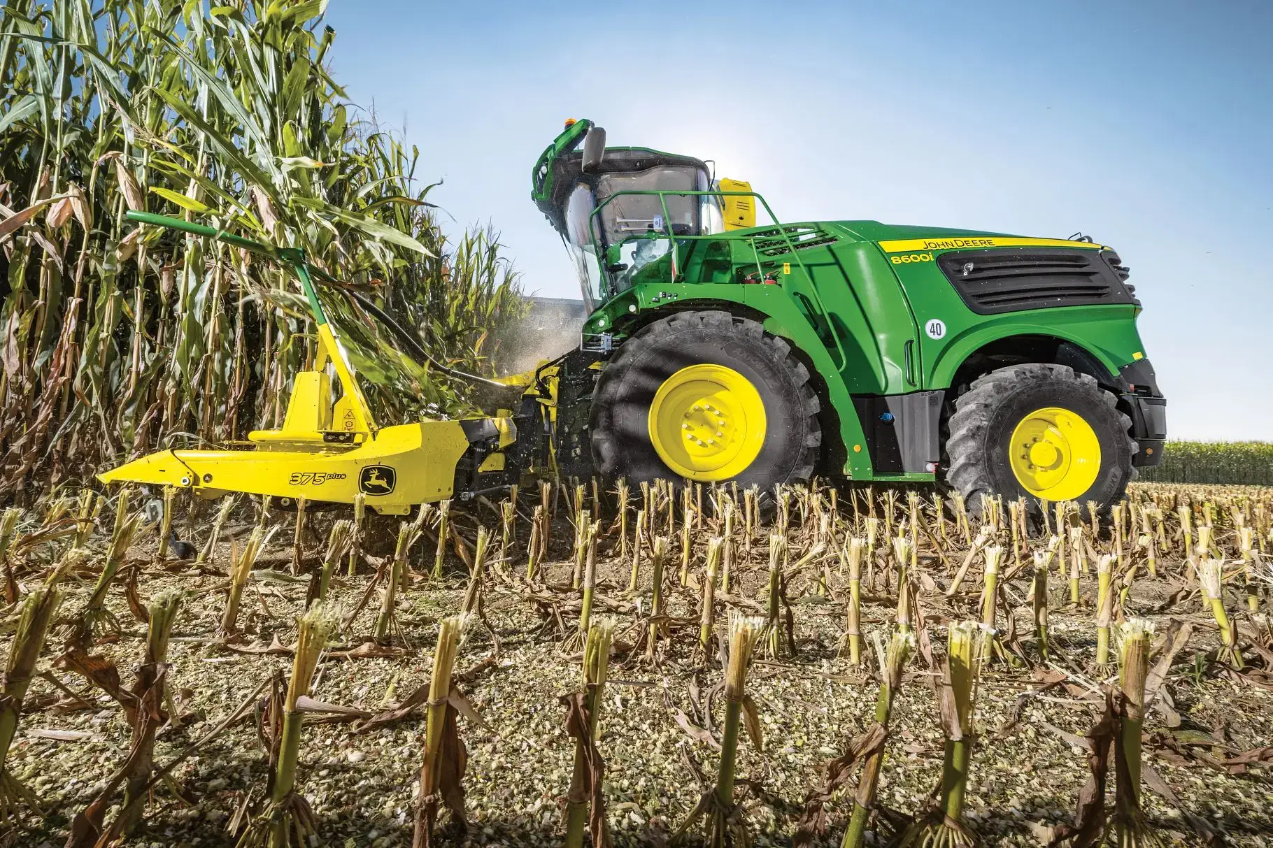 John Deere Maishäcksler auf dem Feld