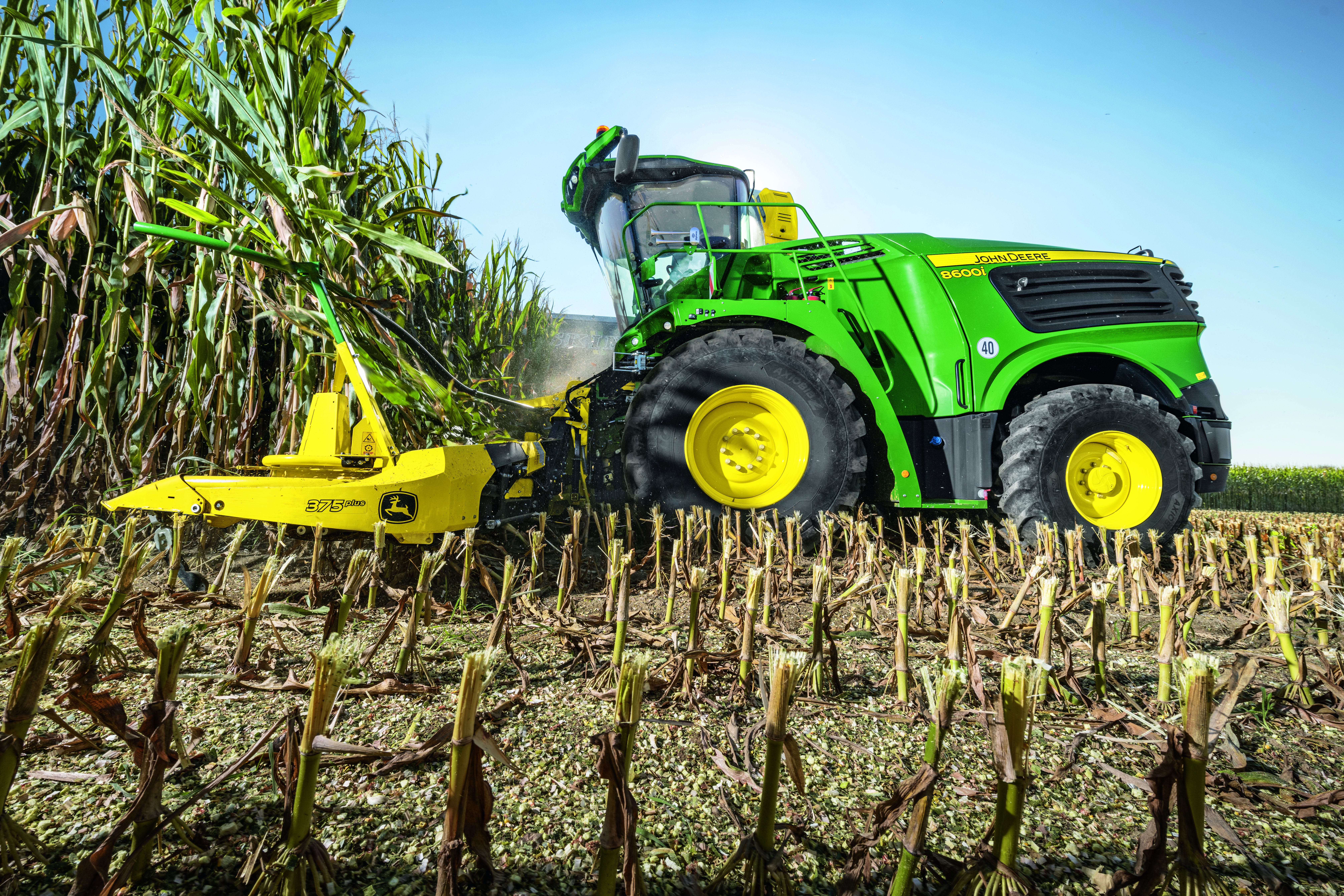 John Deere Maishäcksler auf dem Feld