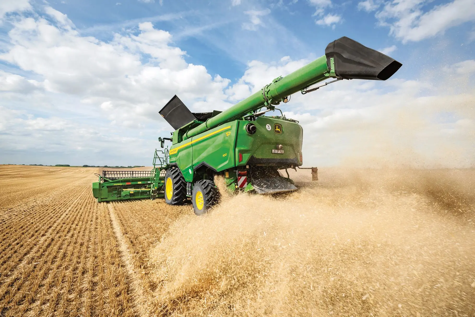 John deere Mähdrescher auf dem Feld, Rückansicht