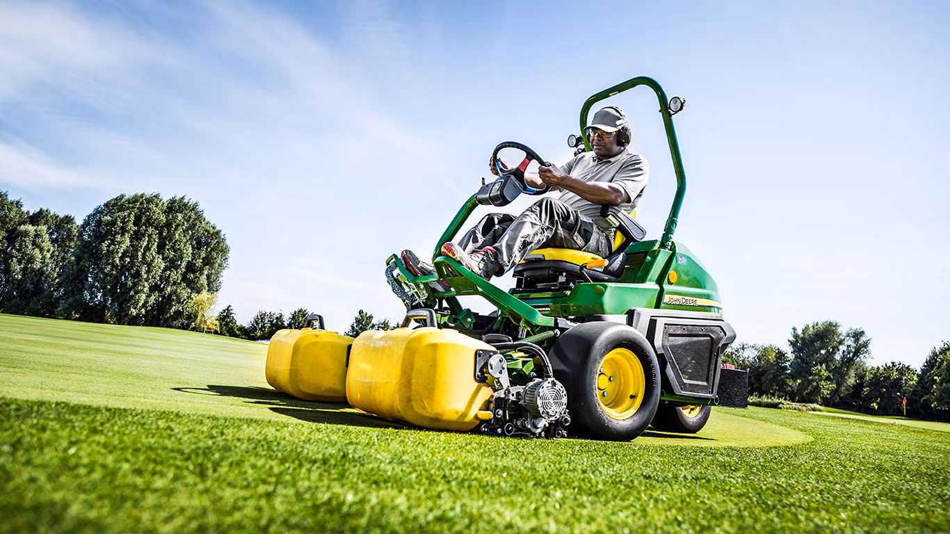 John Deere Maschine bei der Rasenpflege