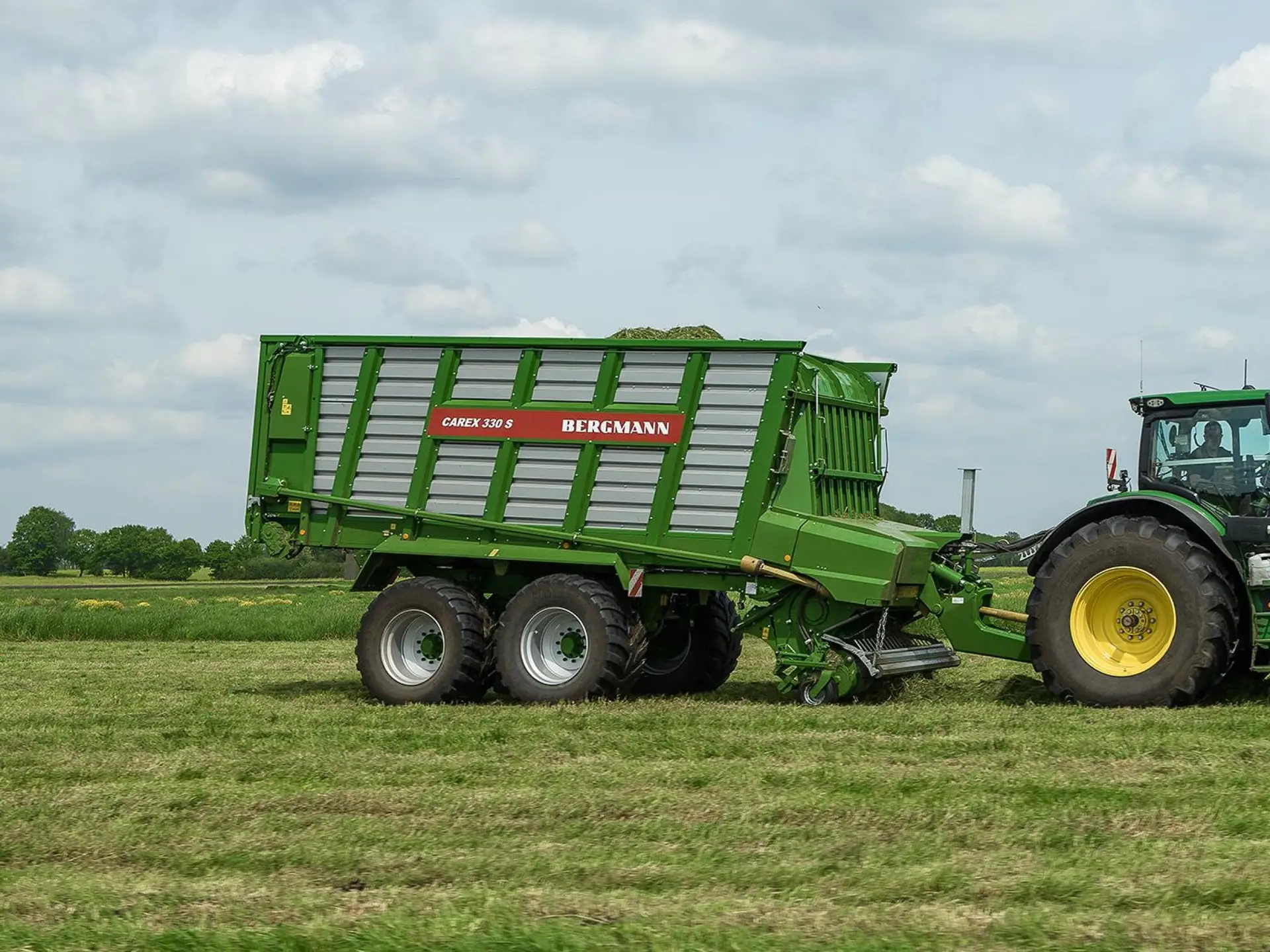 Bergmann Anhänger hinter einem Traktor