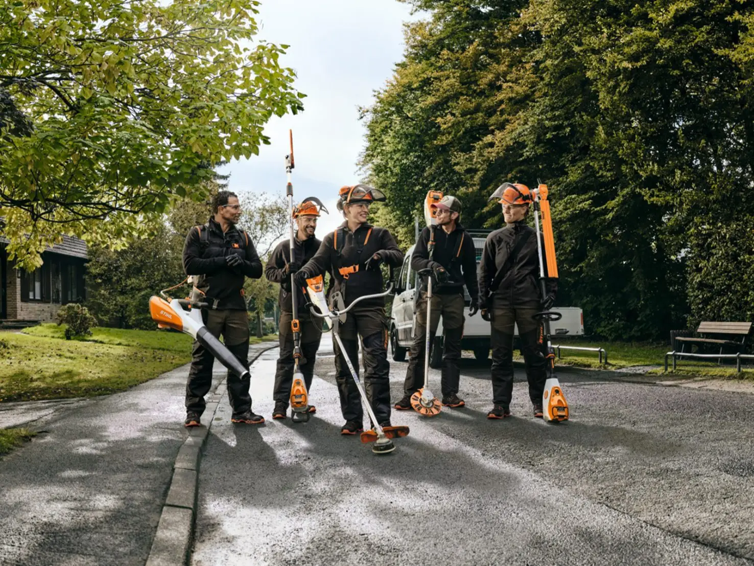 Gruppe Menschen mit Stihl Ausrüstung