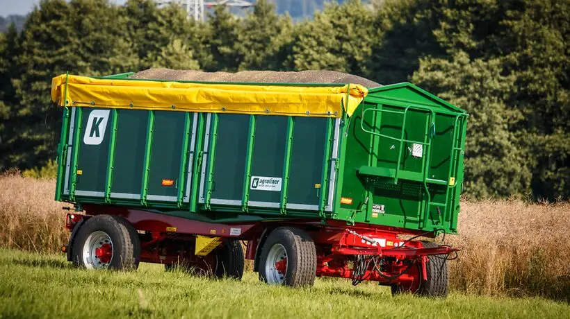 Anhänger beladen auf einem Feld