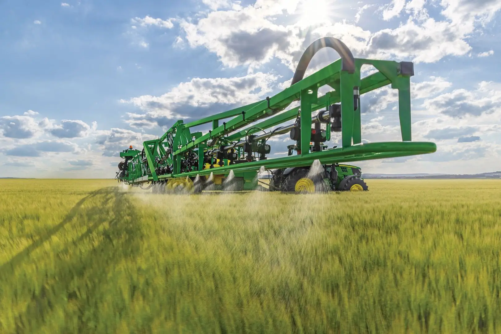 John Deere Feldspritze auf dem Gerstenfeld