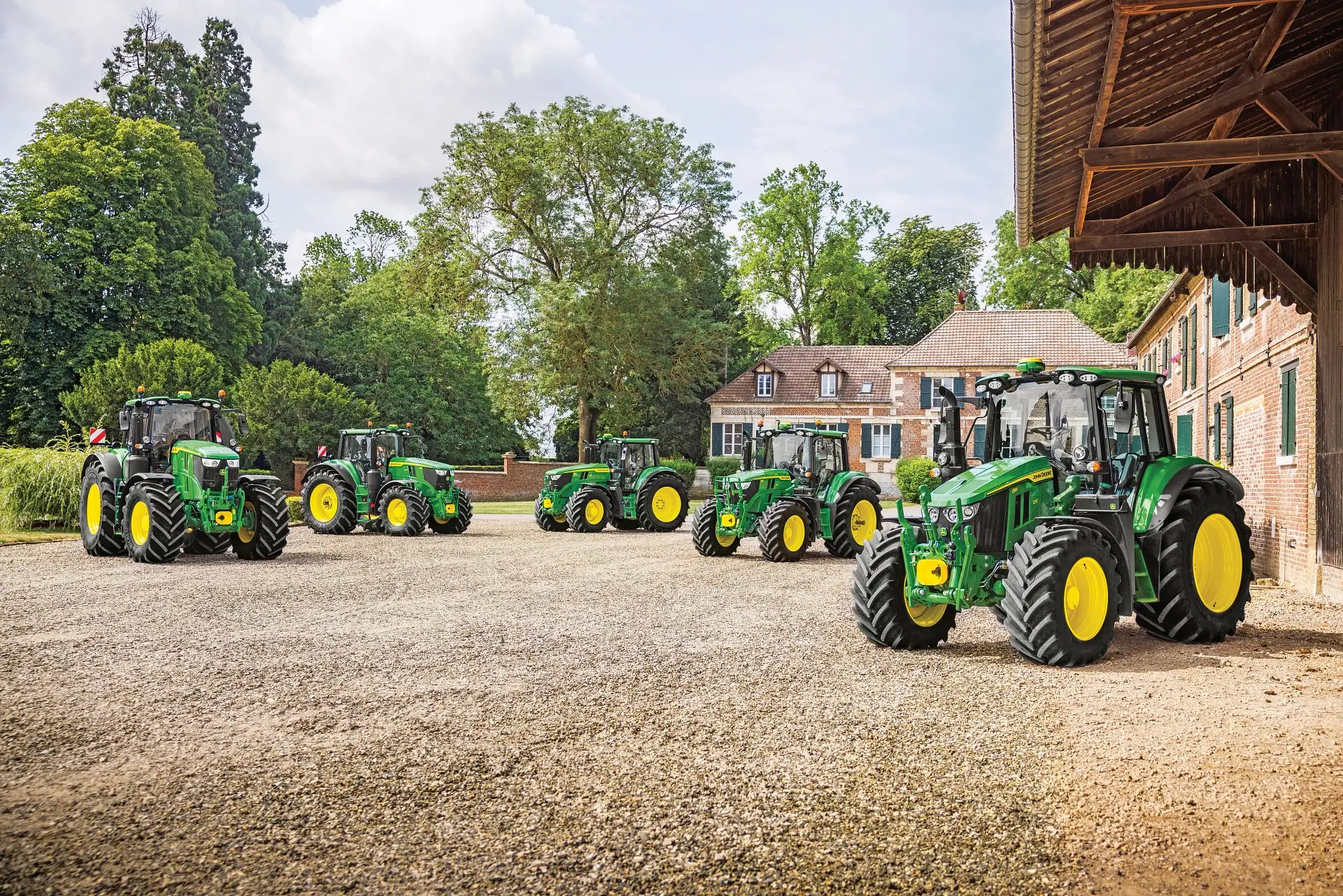 John Deere Maschinen auf dem Hof