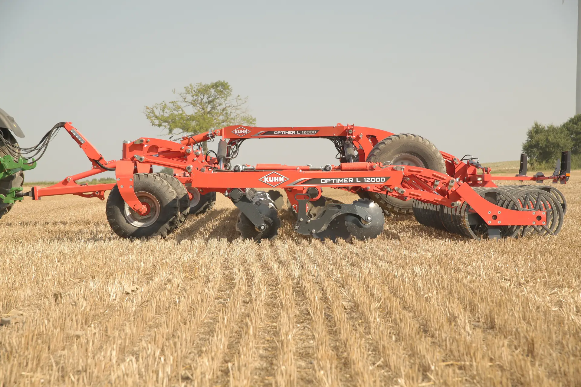Kuhn Maschine auf dem Stoppelfeld