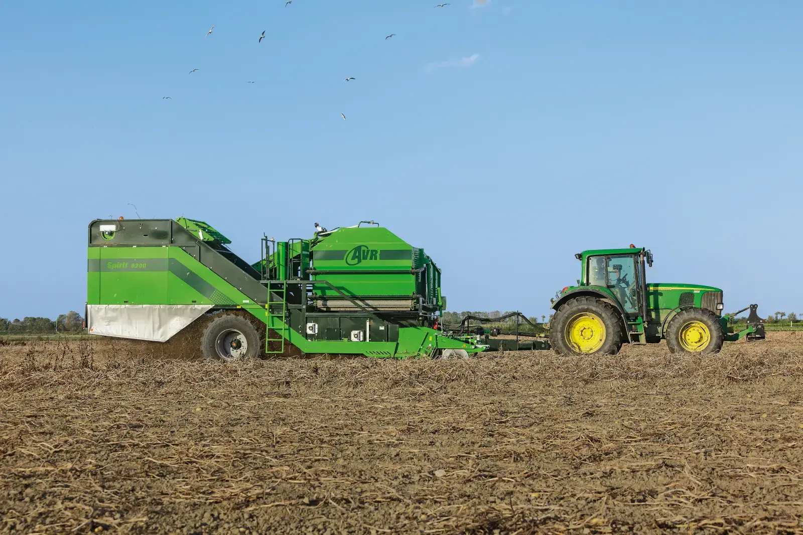 AVR Maschien hinter Traktor auf dem Feld