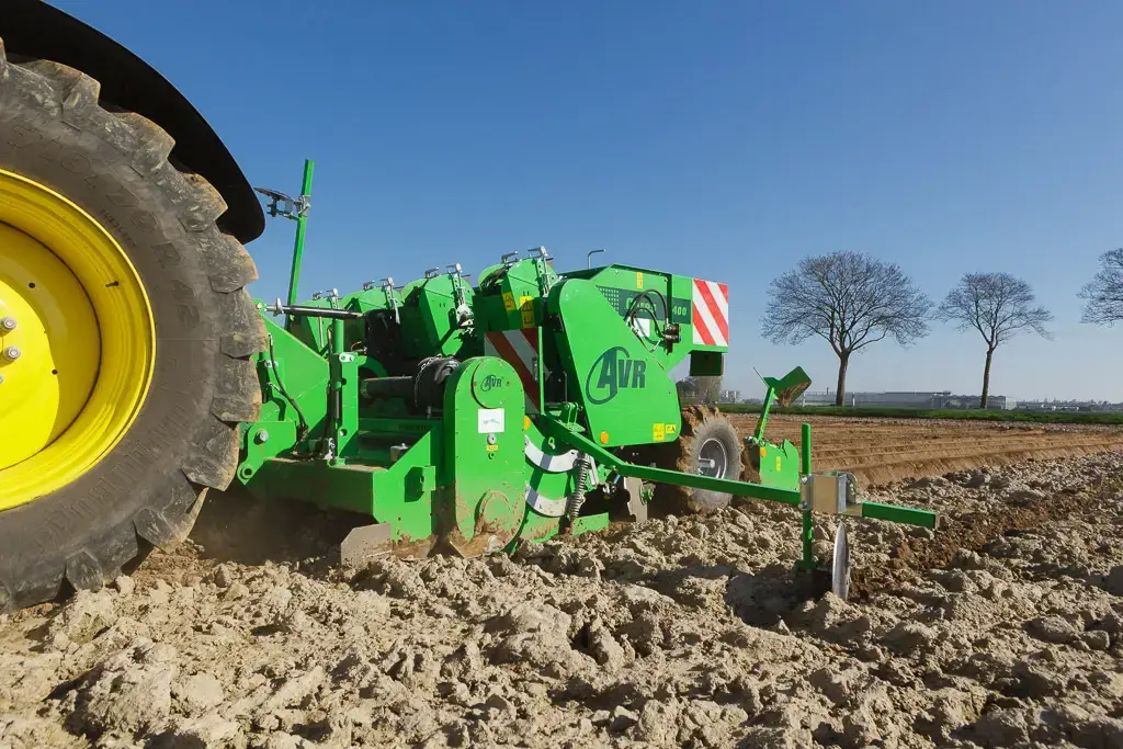 AVR Bodenbearbeitungsmaschine hinter Traktor auf dem Feld