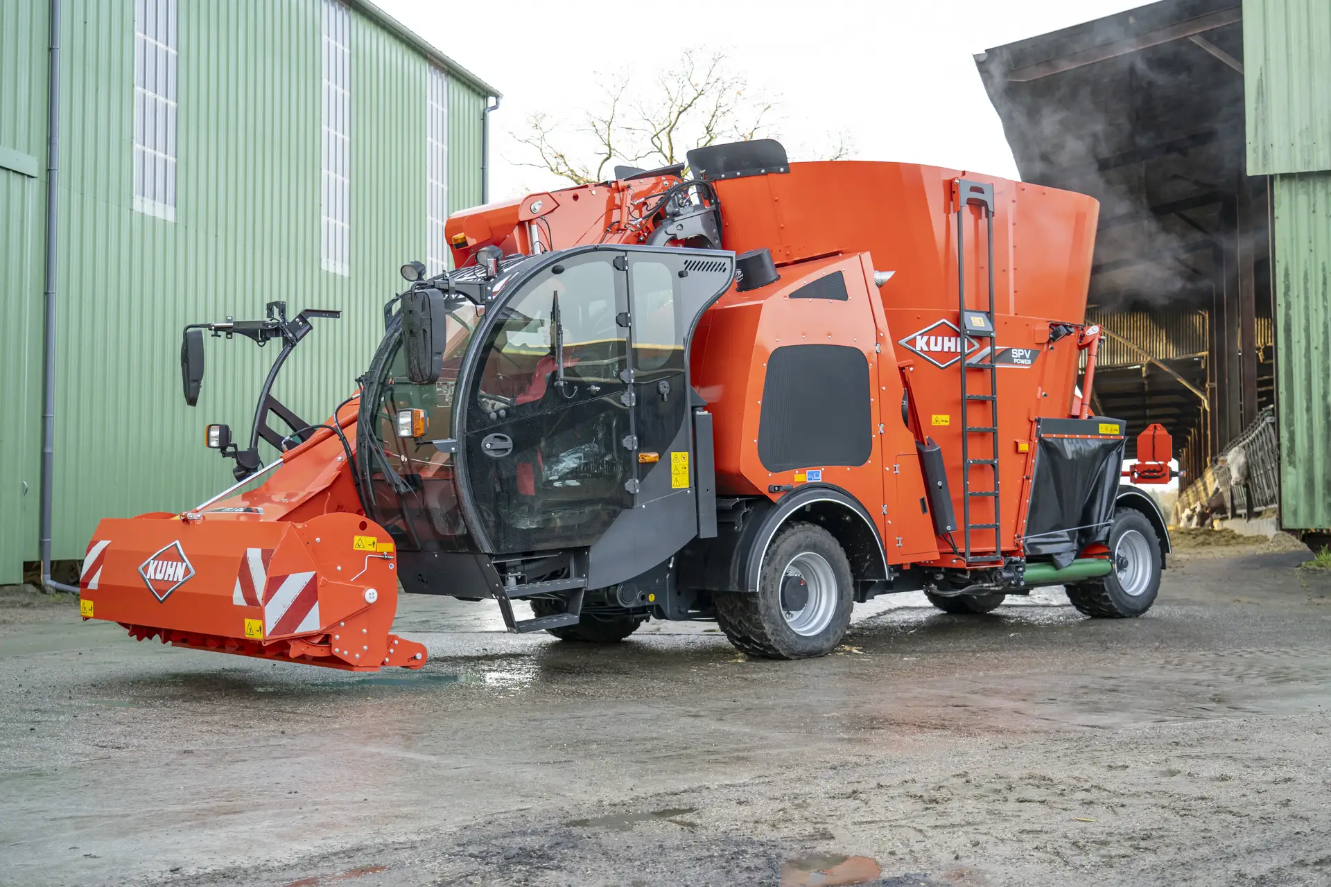 Kuhn Maschine auf dem Hof