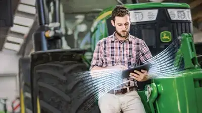 Mann tippt auf Tablet