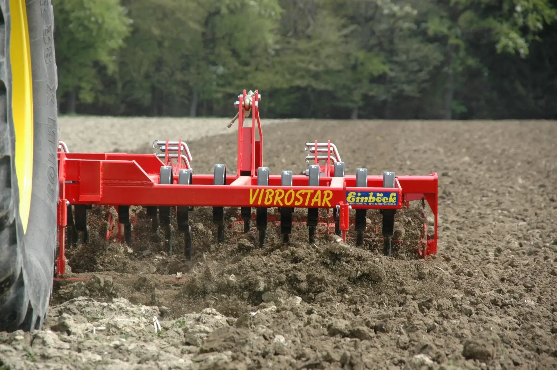Einböck Bodenbearbeitungsgerät auf dem Feld