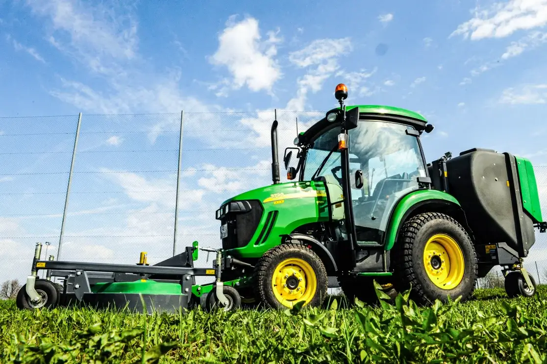 John Deere Kompakttraktor auf dem Feld