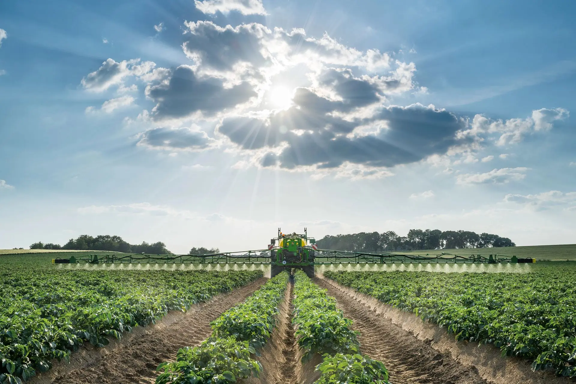 John Deere Feldspritze auf dem Feld, Rückansicht