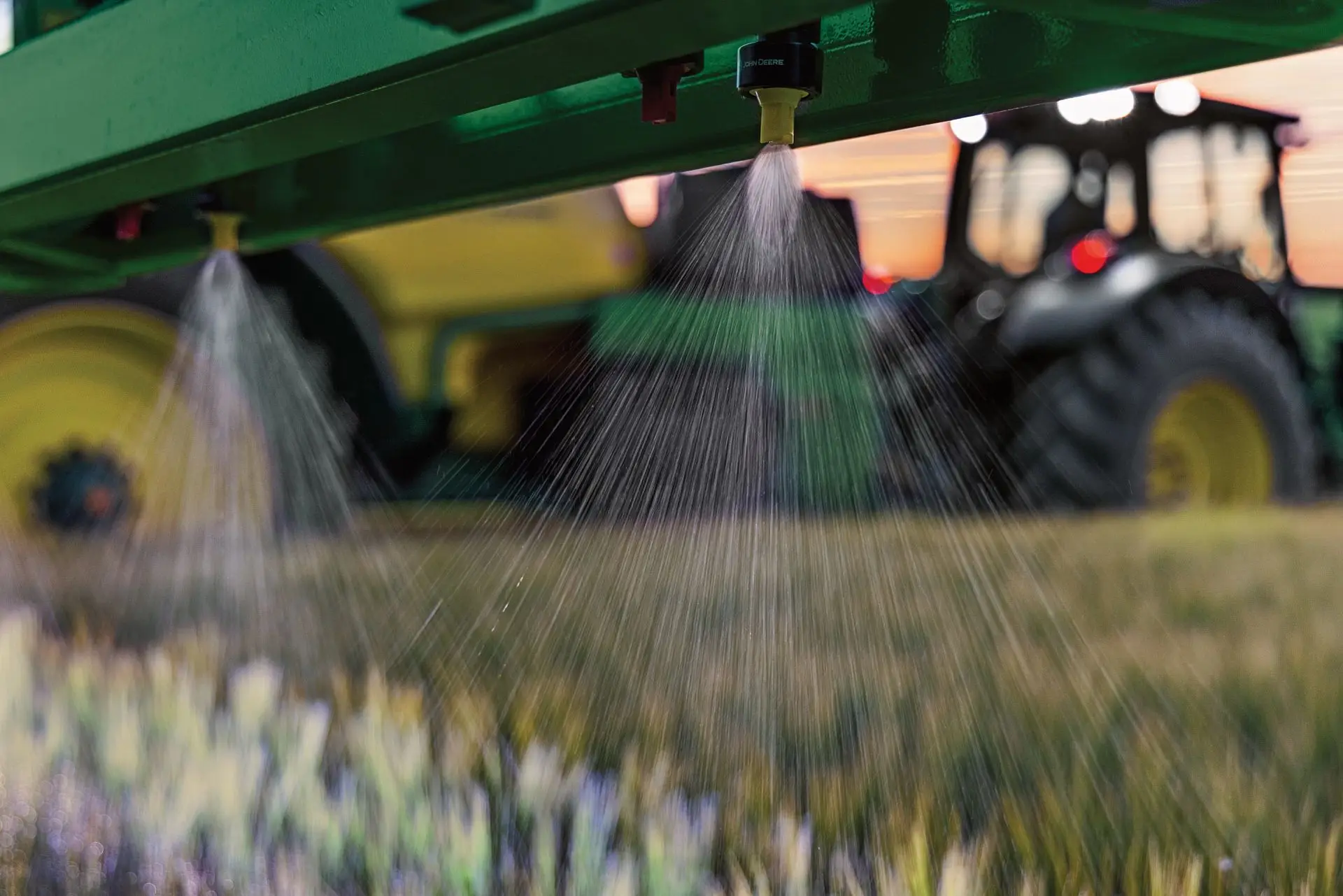 John Deere Feldspritze, aus der Flüssigkeit spritzt