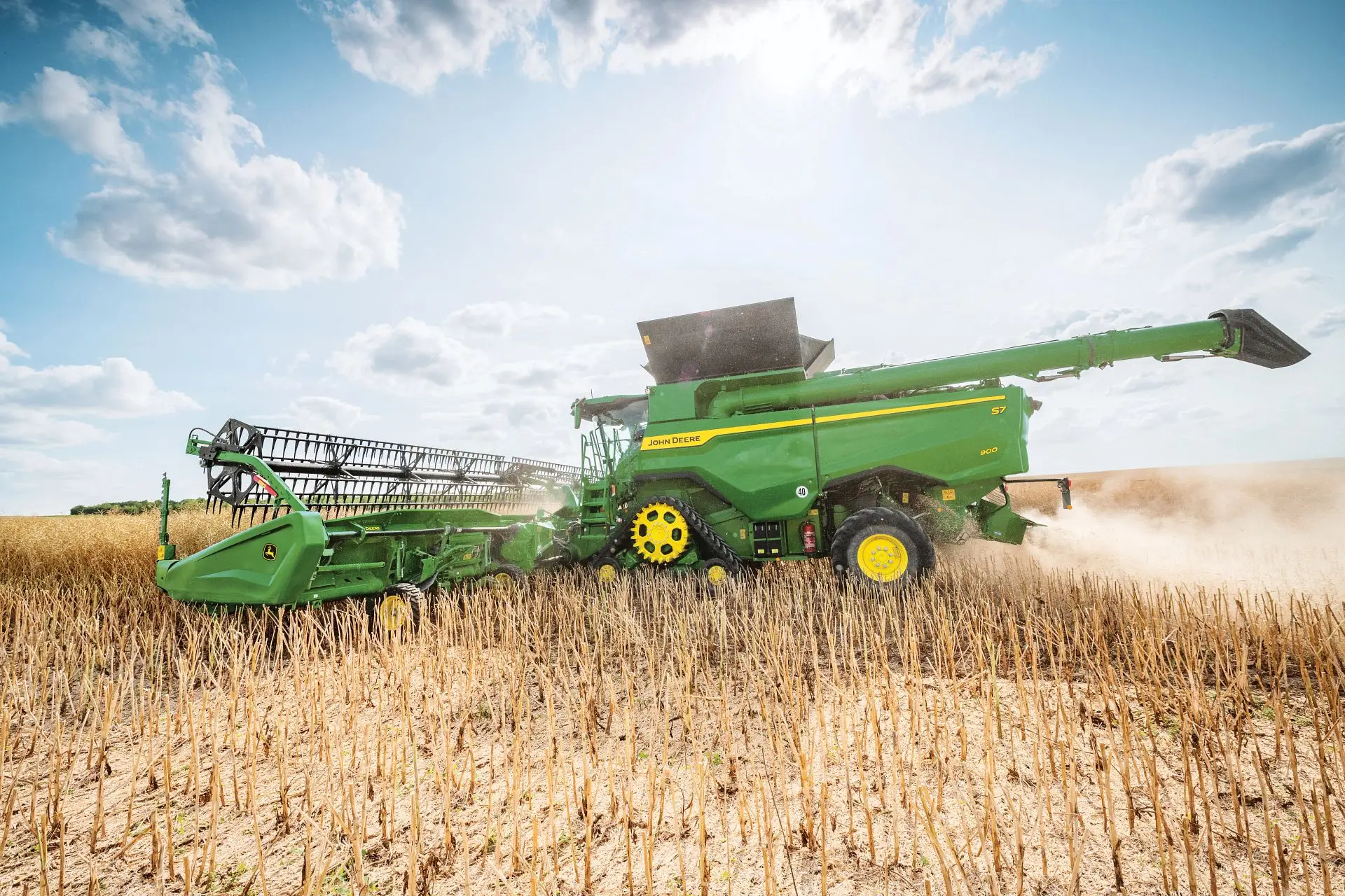 John Deere Mähdrescher auf dem Hirsefeld