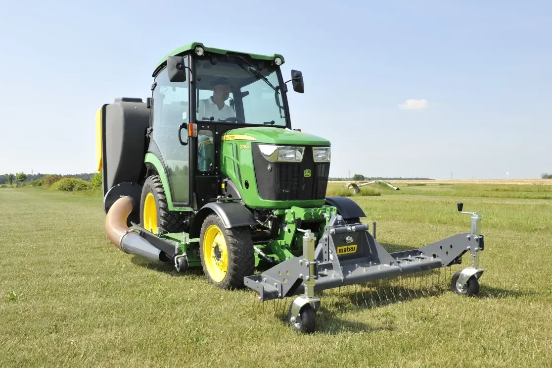 John Deere Kompakttraktor auf dem Feld